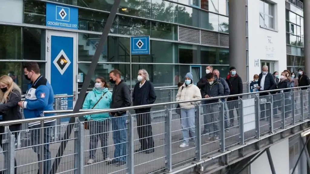 Impfwillige-stehen-vor-dem-Volksparkstadion-in-einer-langen-Warteschlange