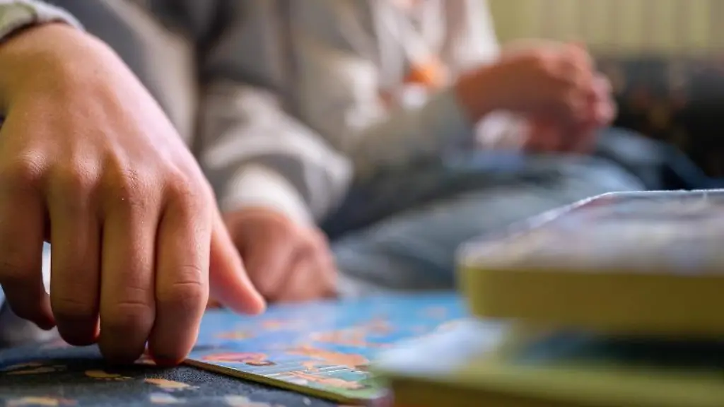 Eine-Praktikantin-liest-in-einer-Kita-Kindern-vor