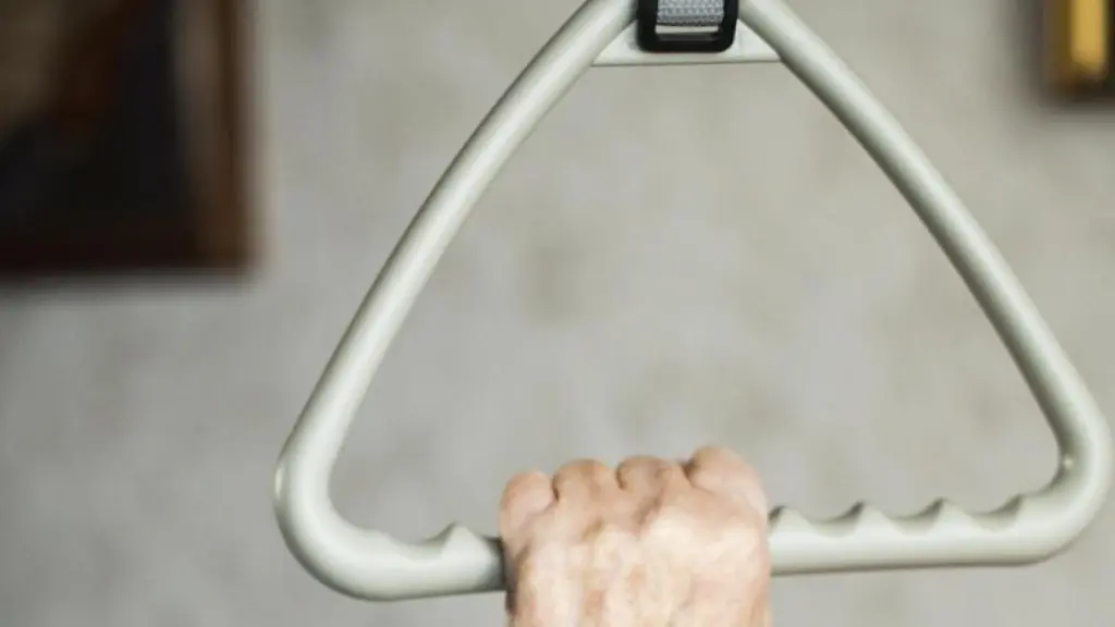 Ein-Senior-haelt-sich-am-Griff-eines-Bettes-fest