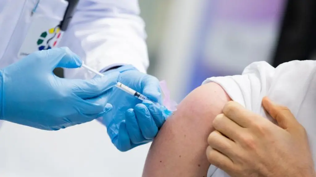 Ein-Mann-wird-mit-dem-Impfstoff-von-Moderna-gegen-Covid-19-geimpft