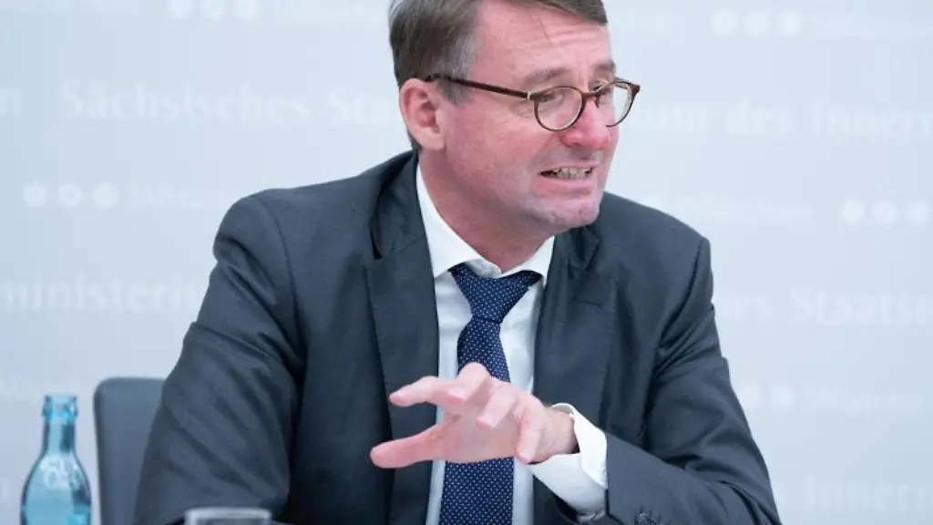 Roland-Woeller-CDU-Innenminister-von-Sachsen-spricht-auf-einer-Pressekonferenz