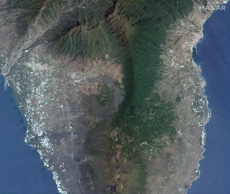 01-overview-of-cumbre-vieja-before-eruption-la-palma-island-17aug2021-wv2