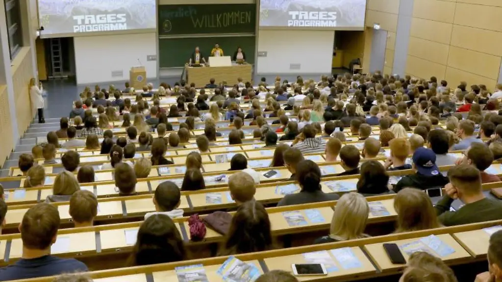 Beim-traditionellen-Campustag-haben-sich-die-Studienanfaenger-im-Audimax-der-Universitaet-eingefunden