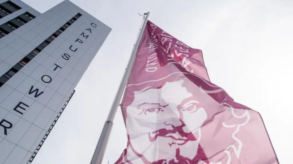 Eine-Fahne-mit-dem-Portraet-des-Physikers-Otto-von-Guericke-weht-vor-dem-Campustower-der-Otto-von-Guericke-Universitaet