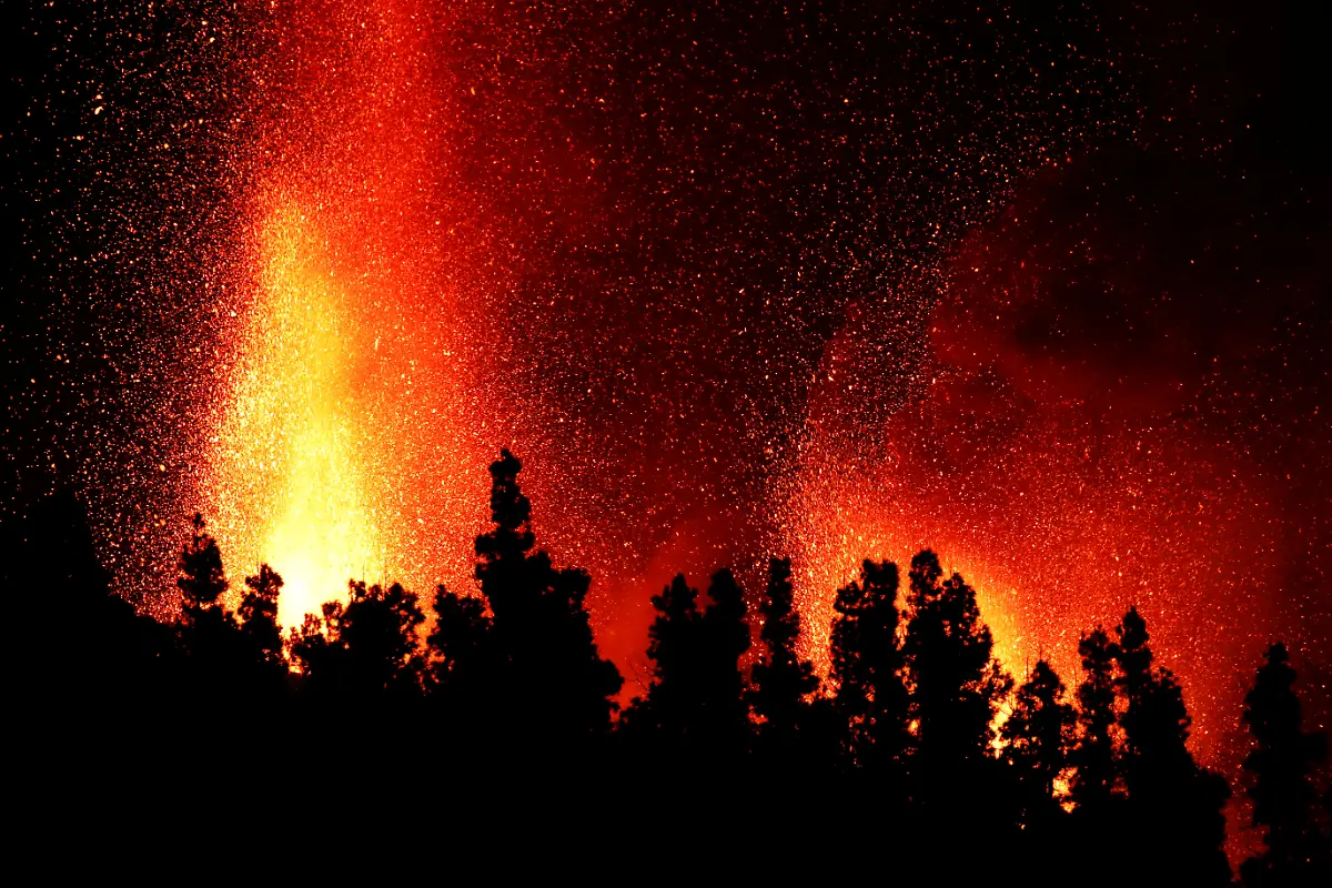 2021-10-01T212511Z-1478112919-RC291Q9H4E9E-RTRMADP-3-SPAIN-VOLCANO