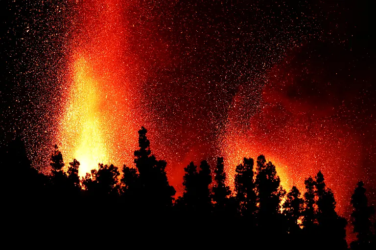 2021-10-01T212511Z-1478112919-RC291Q9H4E9E-RTRMADP-3-SPAIN-VOLCANO