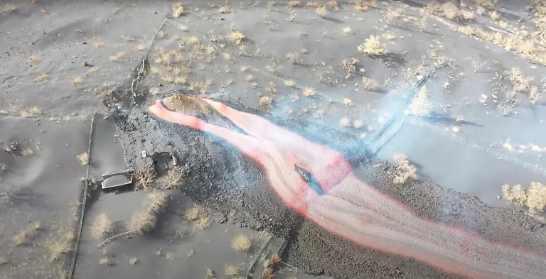 2021-10-01T205220Z-1399551812-RC241Q9KW3Q8-RTRMADP-3-SPAIN-VOLCANO-LAVA-DRONE-UGC