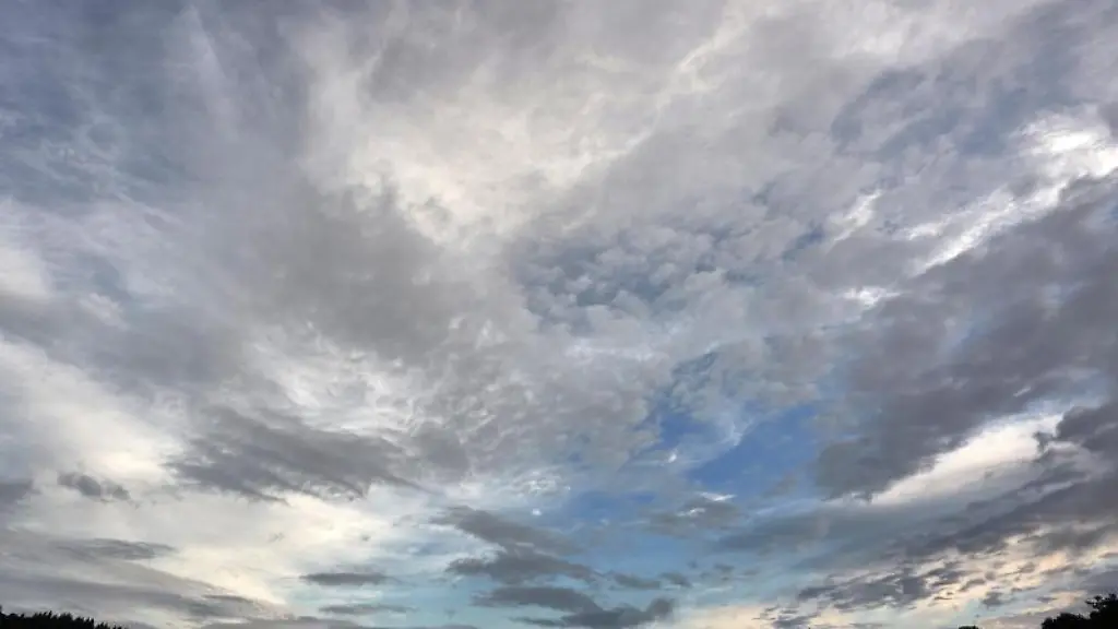 Ueber-der-Eifel-bei-Quiddelbach-reisst-am-fruehen-Morgen-die-geschlossene-Wolkendecke-auf