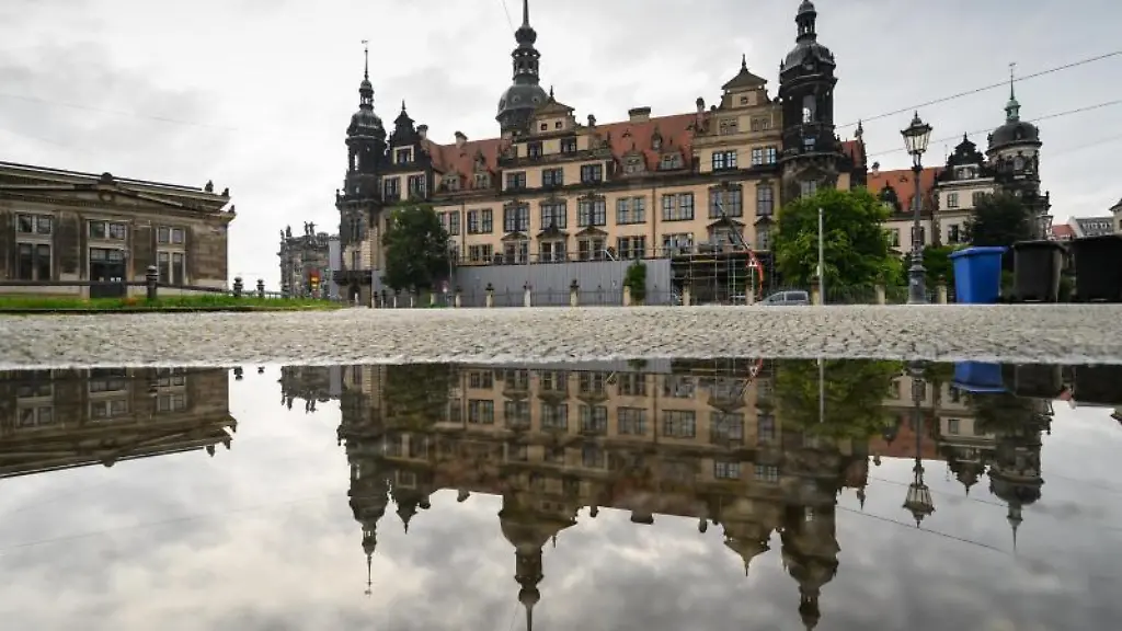 Die-Schinkelwache-spiegeln-sich-in-einer-Pfuetze