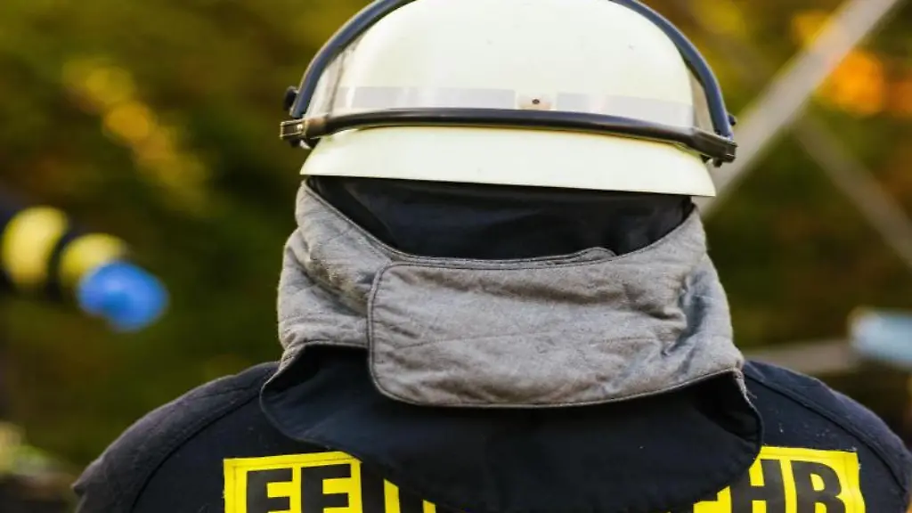 Einsatzkraefte-der-Feuerwehr-in-Schutzkleidung