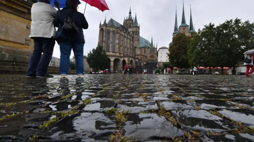 Vom-Regen-nass-ist-der-Domplatz-mit-Mariendom-l-und-Severikirche-r