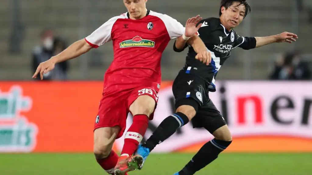 Freiburgs-Yannik-Keitel-und-Bielefelds-Masaya-Okugawa-r-in-Aktion