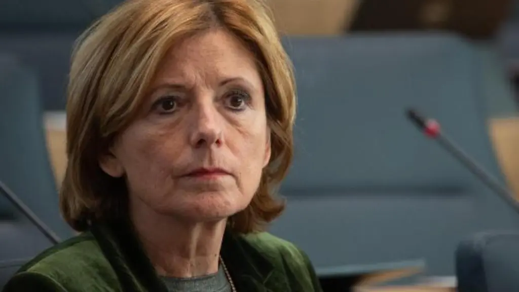 Malu-Dreyer-SPD-sitzt-bei-der-ersten-Sitzung-im-sanierten-Deutschhaus-an-ihrem-Platz