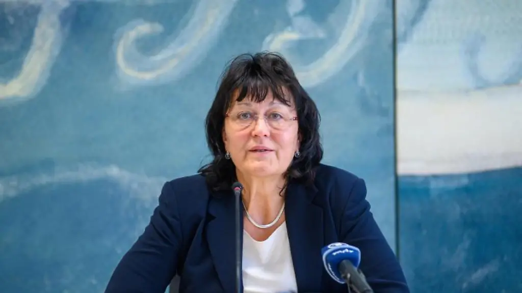 Bildungsministerin-Eva-Feussner-CDU-spricht-in-einer-Landespressekonferenz