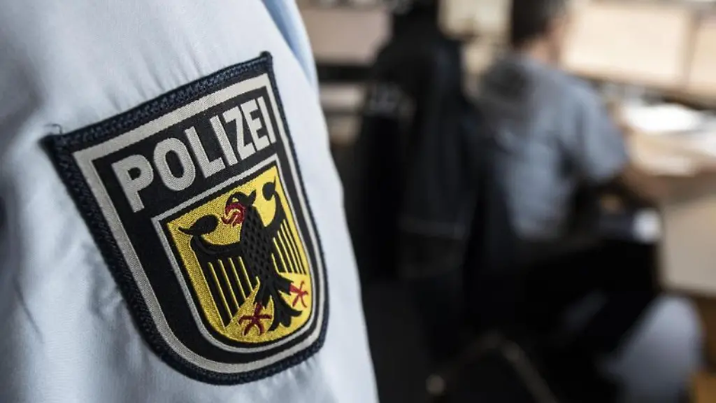 Ein-Polizist-der-Bundespolizei-steht-in-einer-Leitstelle