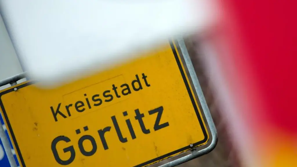 Schilder-stehen-an-der-Grenze-Deutschland-Polen-am-Stadtpark-in-Goerlitz