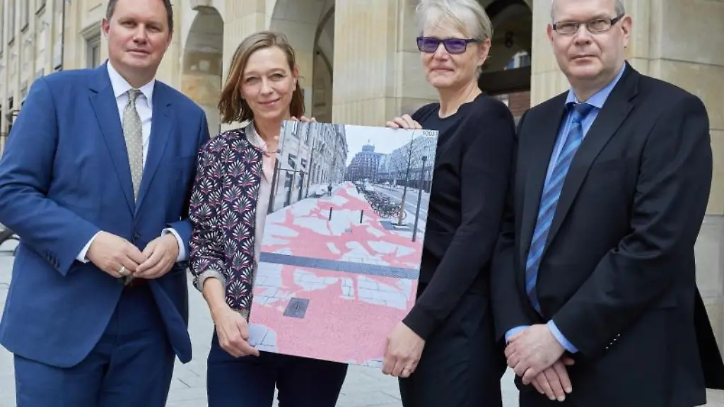 Ute-Vorkoeper-und-Andrea-Knobloch-mit-Carsten-Brosda-und-Johannes-Tuchel-in-Hamburg