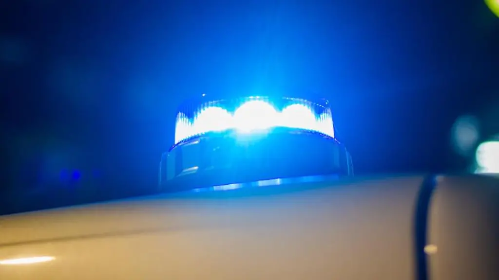 Das-Blaulicht-leuchtet-auf-dem-Dach-eines-Polizeifahrzeugs