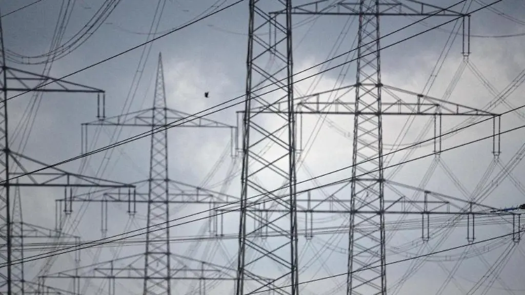 Strommasten-einer-Hochspannungsleitung