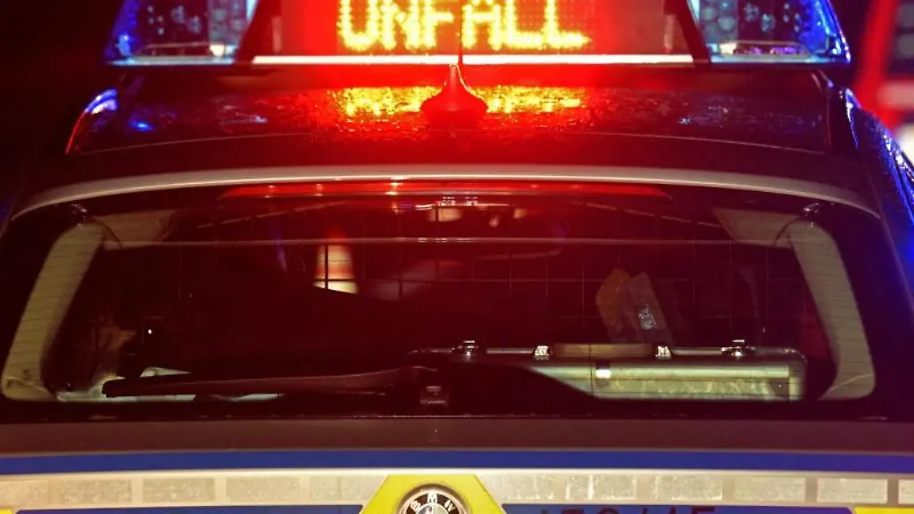 Ein-Streifenwagen-der-Polizei-steht-an-einer-Unfallstelle