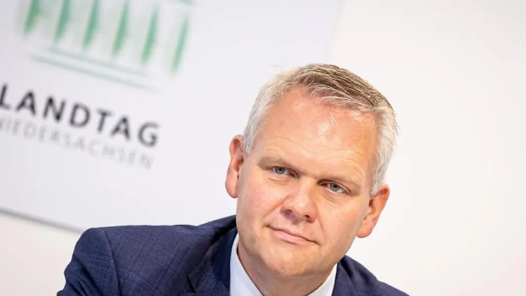 Niedersachsens-Wissenschaftsminister-Bjoern-Thuemler-nimmt-an-einer-Pressekonferenz-teil