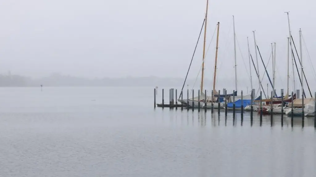 In-Dunst-und-Regen-liegen-die-Segelboote-des-Yachthafens-am-Bodensee
