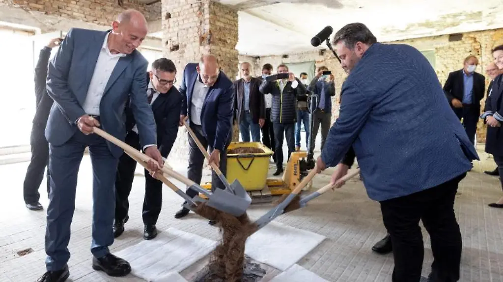 Fabian-Giesder-r-SPD-Buergermeister-der-Stadt-Meiningen-und-Wolfgang-Tiefensee-l-SPD-Thueringer-Minister-fuer-Wirtschaft-Wissenschaft-und-Digitale-Gesellschaft-nehmen-an-der-Grundsteinlegung-mit-Spatenstich-fuer-die-Errichtung-der-Dampflokwelt-Meiningen-teil