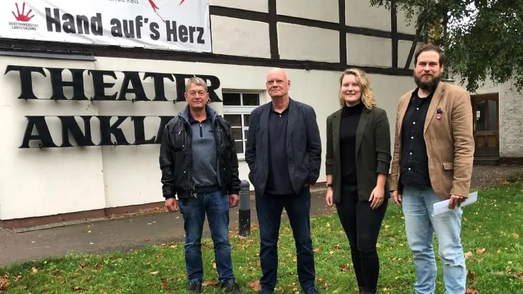Hans-Juergen-Engel-l-r-technische-Leitung-Oliver-Trautwein-kuenstlerische-Leiter-des-Schauspiels-Anna-Engel-geschaeftsfuehrende-Dramaturgin-und-Andreas-Flick-kaufmaennischer-Geschaeftsfuehrer-stehen-vor-dem-Theater-Anklam-der-Vorpommerschen-Landesbuehne