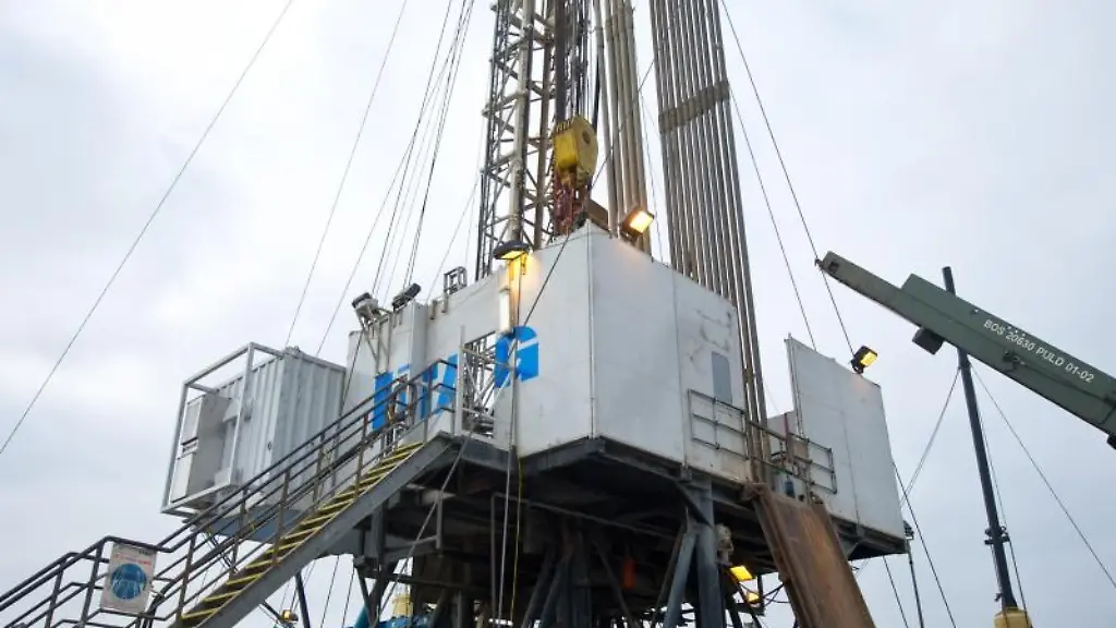 Ein-Borhturm-steht-auf-der-Erdoel-Bohrstelle-in-Riedstadt