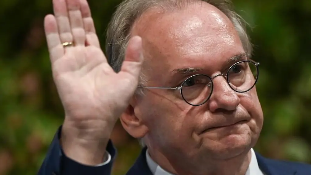 Reiner-Haseloff-Ministerpraesident-von-Sachsen-Anhalt-winkt-nach-seiner-Rede-auf-einem-Landesparteitag-der-CDU-Sachsen-Anhalt-in-Leuna