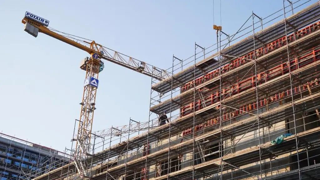 Blick-auf-eine-Baustelle-an-der-Oranienburger-Strasse