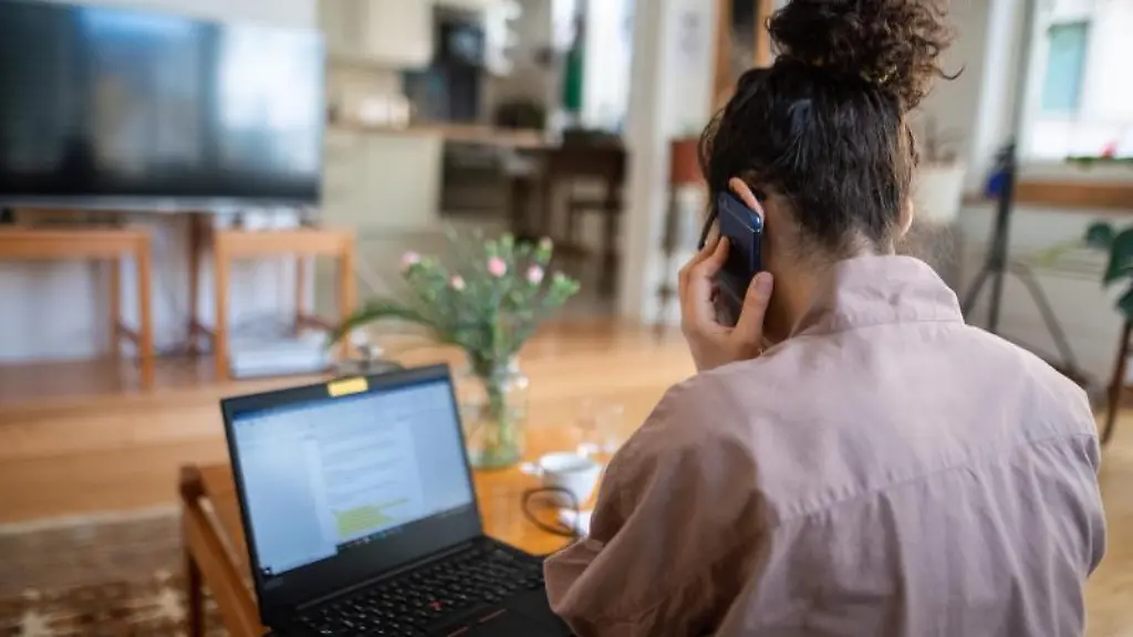 Eine-Frau-arbeitet-im-Homeoffice
