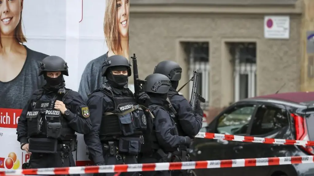 Polizeikraefte-stehen-vor-einer-berufsbildenden-Schule