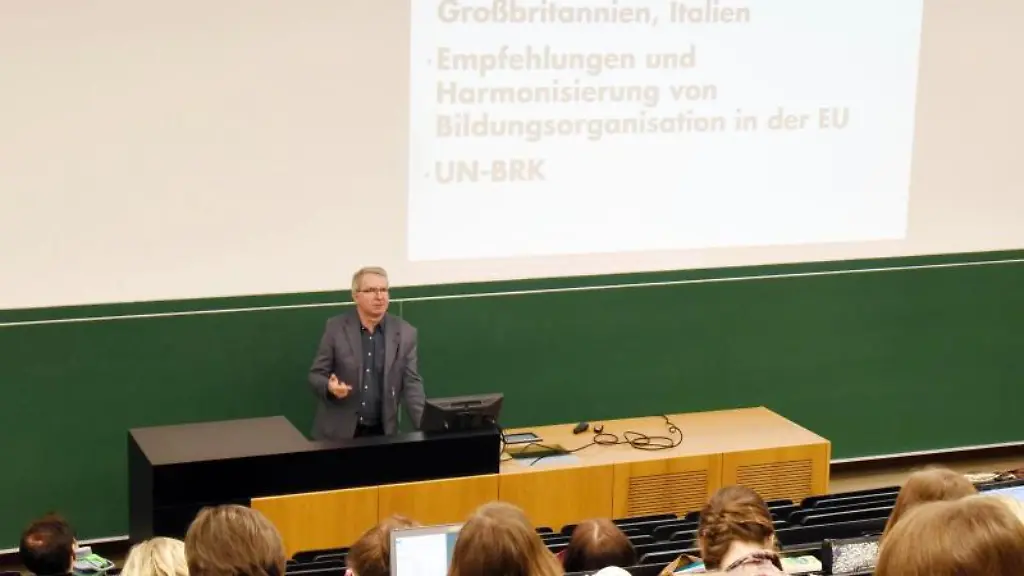 An-einer-Universitaet-sitzen-Lehramts-Studenten-vom-ersten-Semester-in-einer-Vorlesung