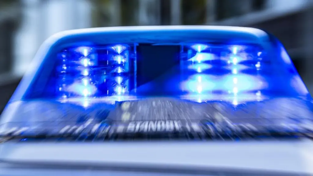 Das-Blaulicht-an-einem-Polizeiwagen-ist-eingeschaltet-Aufnahmen-mit-Zoomeffekt