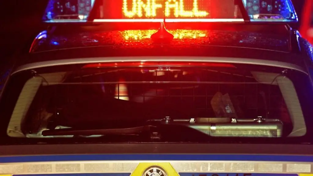 Ein-Streifenwagen-der-Polizei-steht-an-einer-Unfallstelle