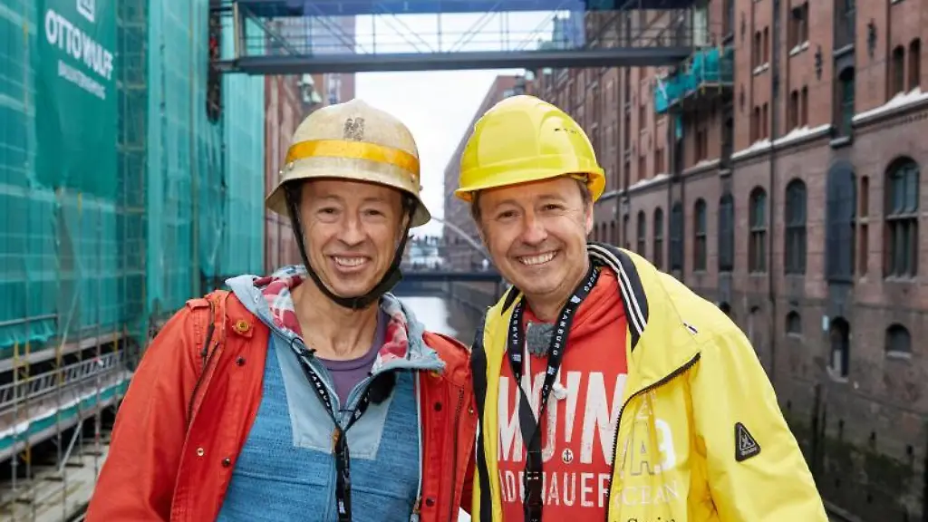 Gerrit-l-und-Frederik-Braun-Gruender-der-Eisenbahnanlage-Miniatur-Wunderland-stehen-auf-einer-Bruecke