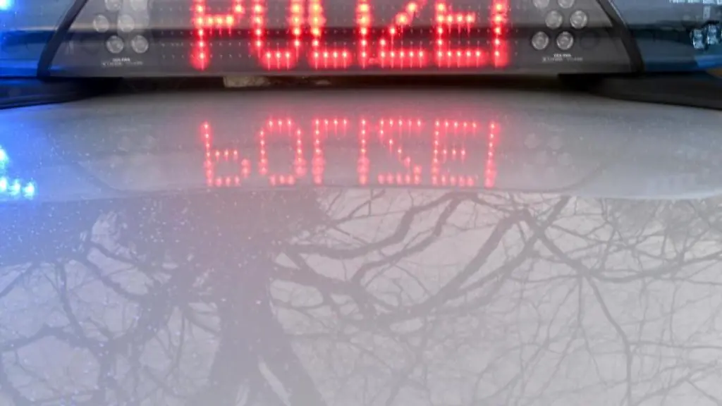 Die-Schriftzug-Polizei-leuchtet-auf-dem-Dach-eines-Streifenwagens-der-Polizei