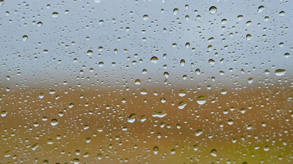 Wassertropfen-sind-an-einer-Autoscheibe-nach-einem-Regenschauer-zu-sehen