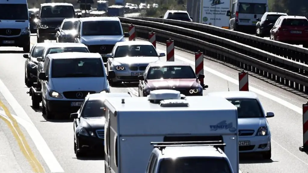 Blick-auf-die-Autobahn-8-bei-Pforzheim-Ost