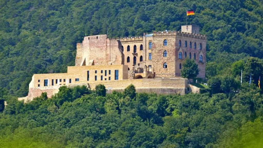 Blick-auf-das-Hambacher-Schloss-das-1832-Ziel-eines-Aufmarschs-der-liberalen-Bewegung-der-damaligen-Zeit-war