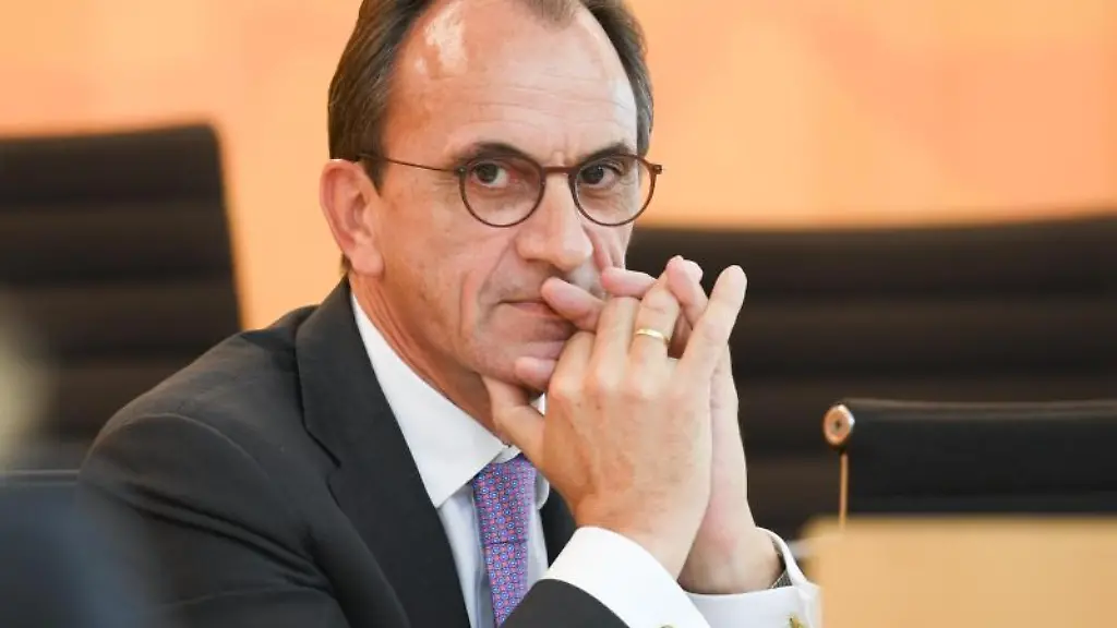 Michael-Boddenberg-CDU-Finanzminister-des-Landes-Hessen-sitzt-im-Landtag
