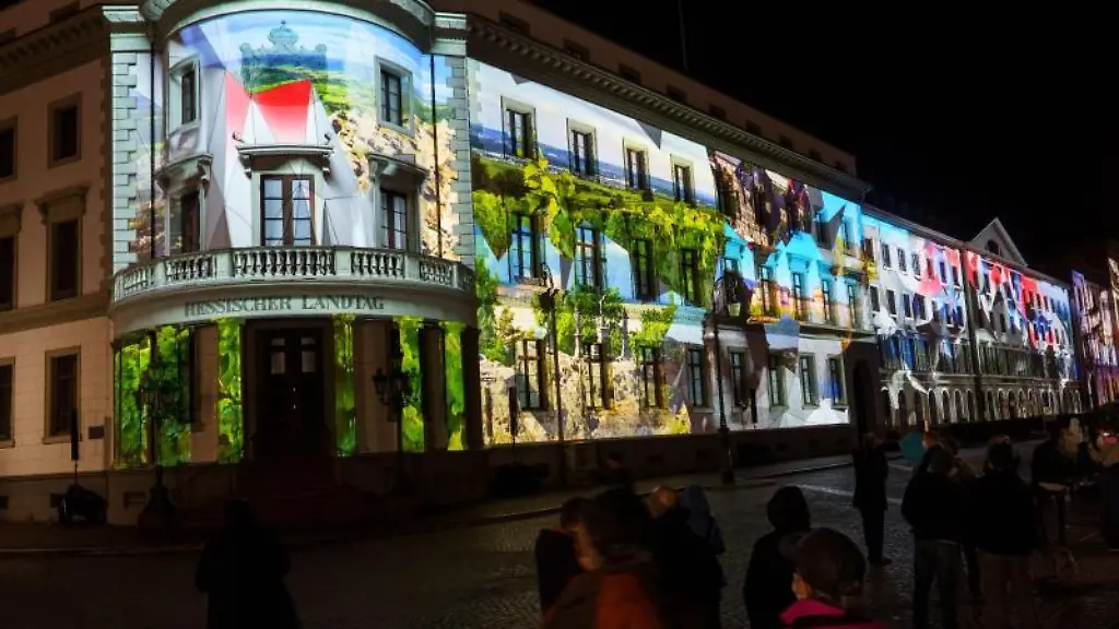 Eine-Lichtshow-ist-auf-der-Fassade-des-hessischen-Landtages-zu-sehen