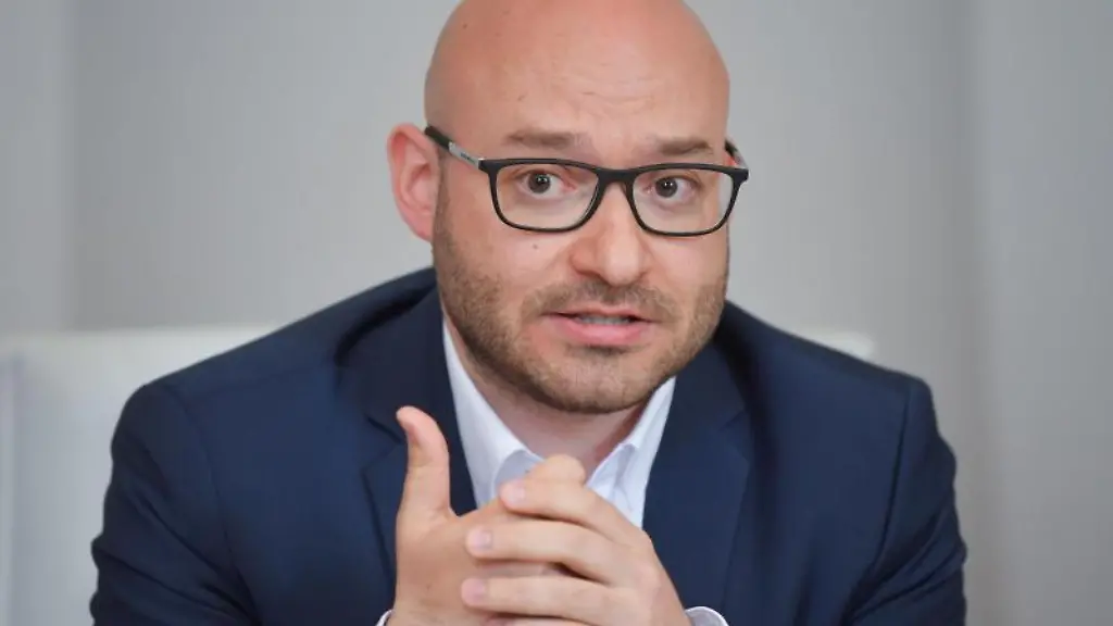 Rene-Wilke-Oberbuergermeister-der-Stadt-Frankfurt-Oder-spricht-auf-einer-Pressekonferenz