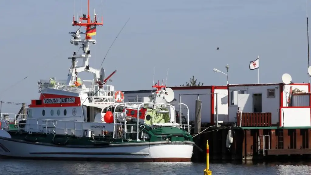 Der-Seenotkreuzer-Vormann-Jantzen-steht-im-Hafen