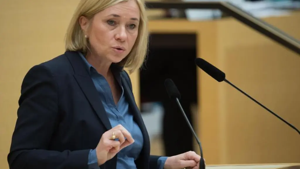 Doris-Rauscher-SPD-spricht-im-Landtag