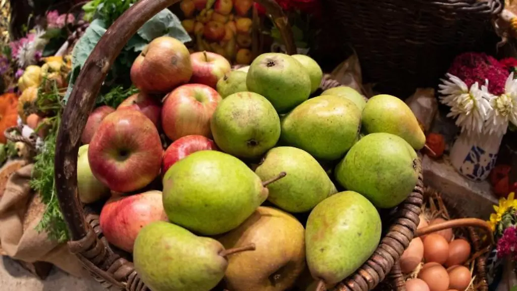 Aepfel-und-Birnen-liegen-in-einem-Korb