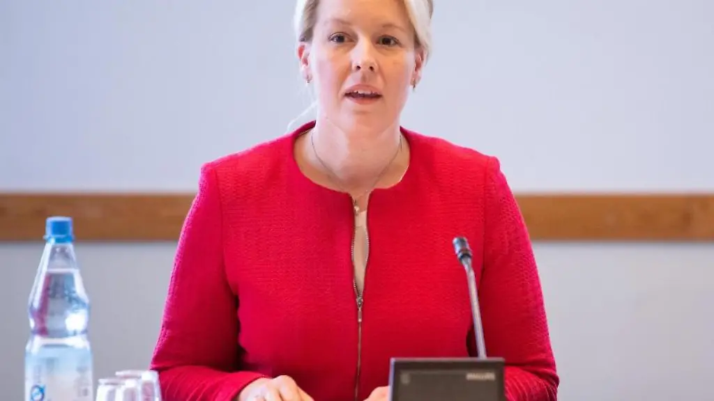 Franziska-Giffey-SPD-sitzt-bei-der-konstituierenden-Sitzung-der-SPD-Fraktion-im-Abgeordnetenhaus