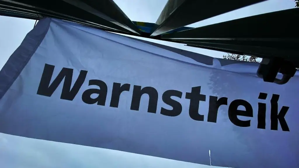 Warnstreik-steht-auf-einem-Transparent