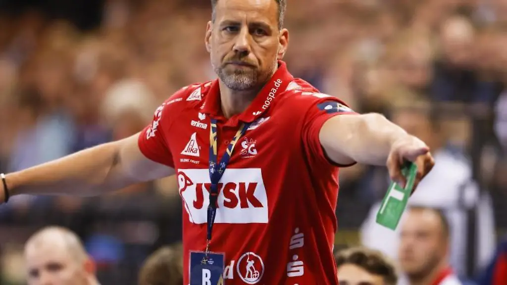 Flensburgs-Trainer-Maik-Machulla-gestikuliert-an-der-Seitenlinie